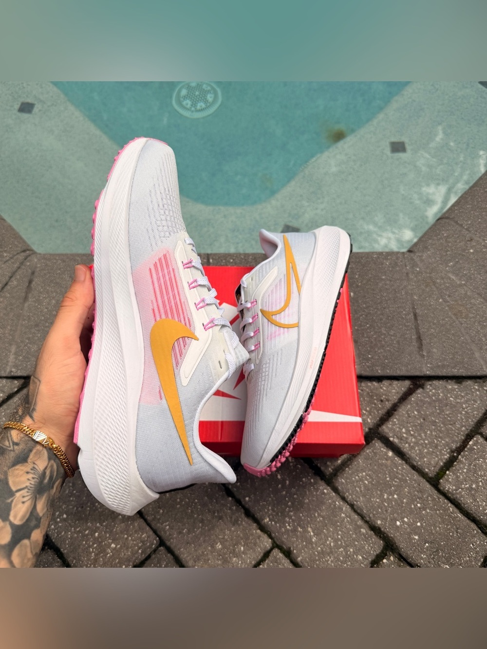 NIKE WOMEN’S AIR ZOOM PEGASUS 39 SNEAKERS WHITE/GOLD/PINK DH4072-104 - Picture 4 of 5
